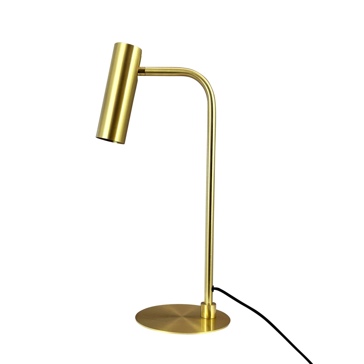 Skagerrak 50cm Messing skrivebordslampe Fra Dyberg Larsen - Lampens elegante uttrykk og fokus p&aring; kvalitet gj&oslash;r den til et perfekt komplement i ethvert rom, uansett om innredningen er moderne eller klassisk.