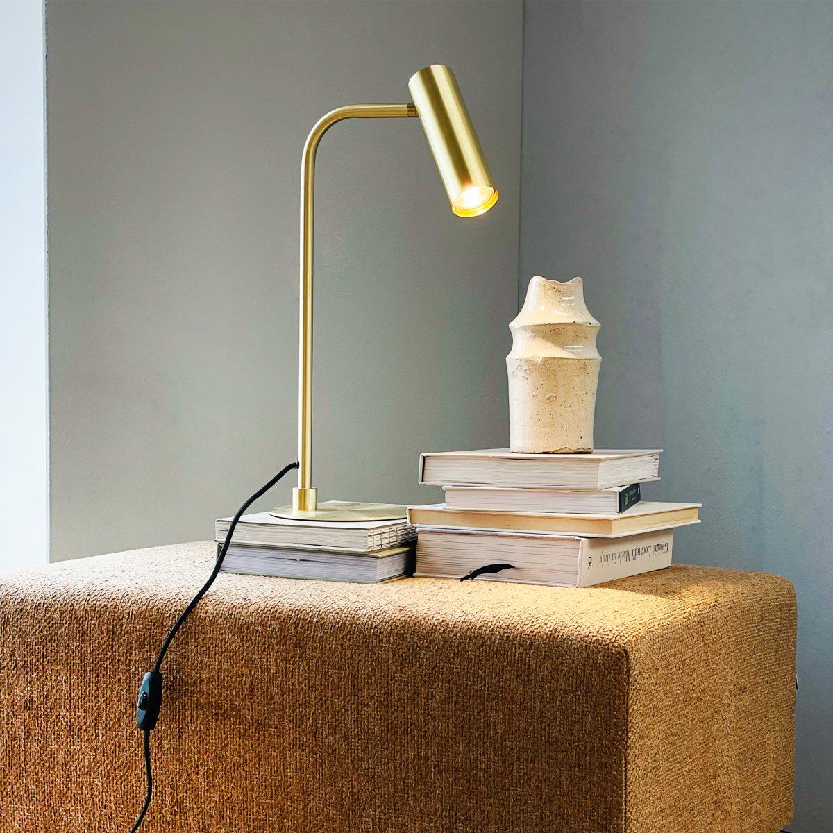 Skagerrak 50cm Messing skrivebordslampe Fra Dyberg Larsen - Lampens elegante uttrykk og fokus p&aring; kvalitet gj&oslash;r den til et perfekt komplement i ethvert rom, uansett om innredningen er moderne eller klassisk.