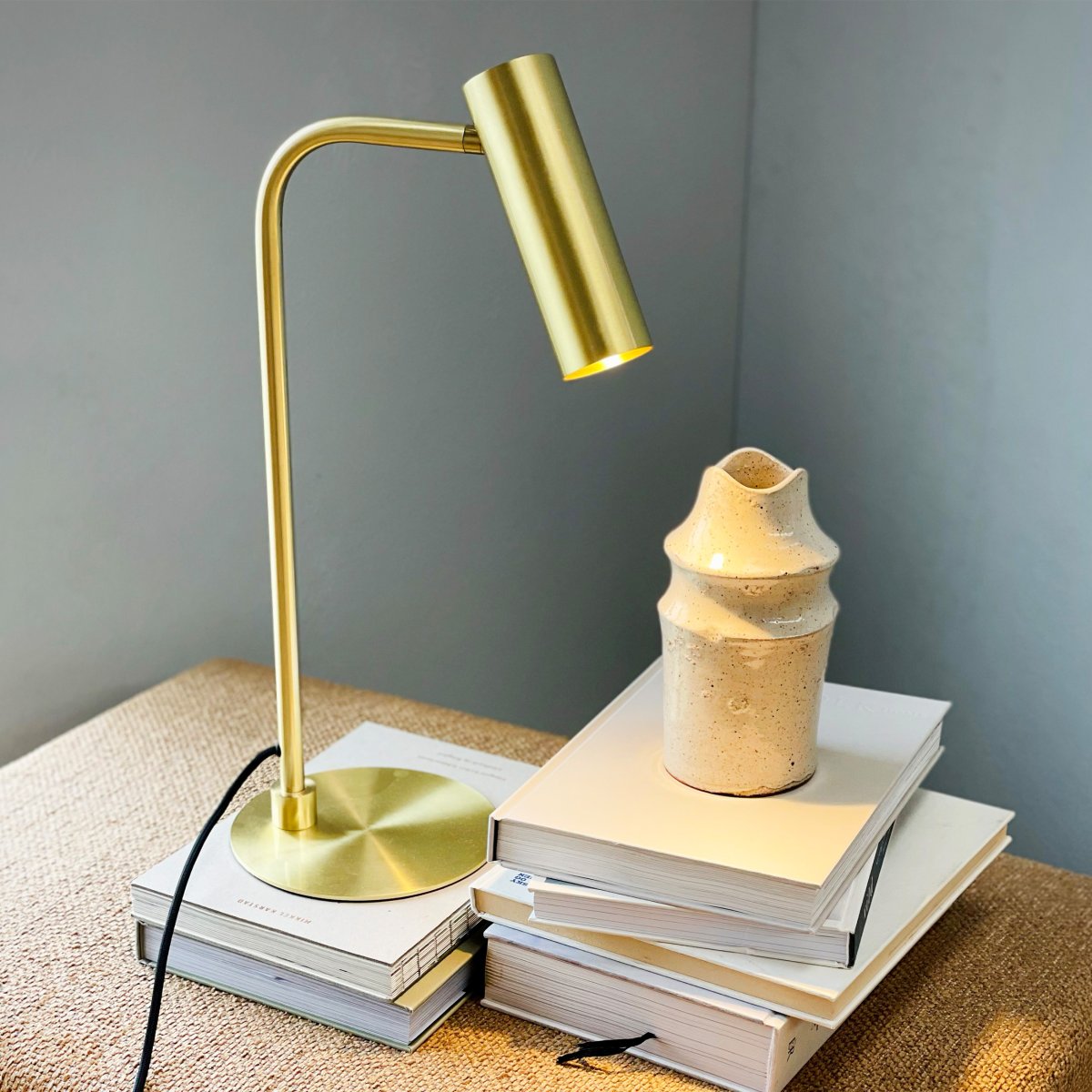 Skagerrak 50cm Messing skrivebordslampe Fra Dyberg Larsen - Lampens elegante uttrykk og fokus p&aring; kvalitet gj&oslash;r den til et perfekt komplement i ethvert rom, uansett om innredningen er moderne eller klassisk.