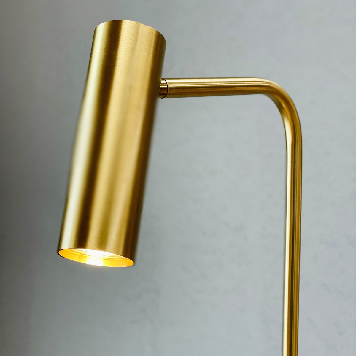 Skagerrak Messing gulvlampe Fra Dyberg Larsen - Med sitt elegante uttrykk og fokus p&aring; stilig enkelhet passer lampen perfekt inn i b&aring;de moderne og klassisk interi&oslash;r.