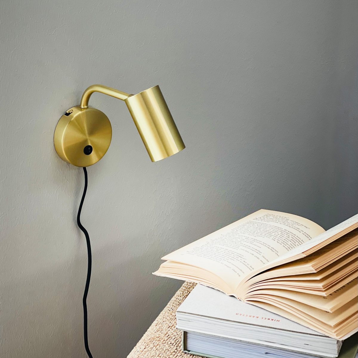Skagerrak Messing leselampe Fra Dyberg Larsen - Strømbryteren er plassert på; veggplaten er lett å håndtere, noe som gjør den til et perfekt valg som nattbordslampe eller nattbordslampe.
