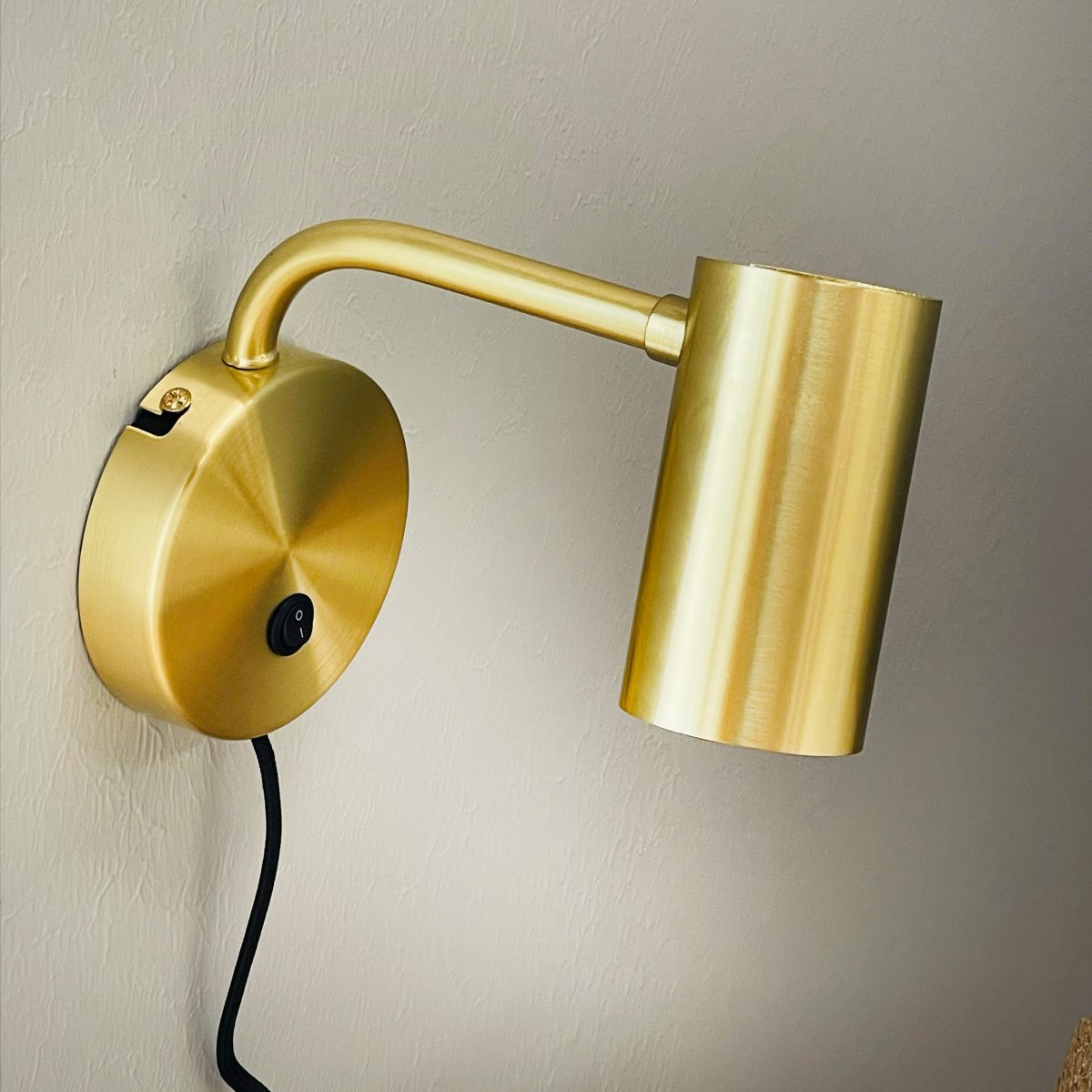Skagerrak Messing leselampe Fra Dyberg Larsen - Strømbryteren er plassert på; veggplaten er lett å håndtere, noe som gjør den til et perfekt valg som nattbordslampe eller nattbordslampe.