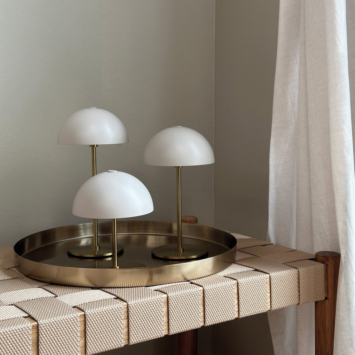 Along Sett 20cm Beige bærbar Fra Dyberg Larsen - Langs minibordlamper i en pakke med 3 med innebygd LED og ber&oslash;ringsteknologi gir et tidl&oslash;st og harmonisk design.