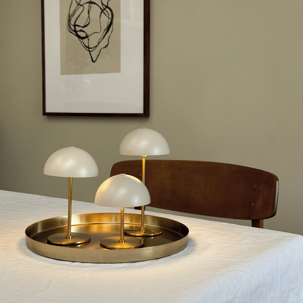 Along Sett 20cm Beige bærbar Fra Dyberg Larsen - Langs minibordlamper i en pakke med 3 med innebygd LED og ber&oslash;ringsteknologi gir et tidl&oslash;st og harmonisk design.