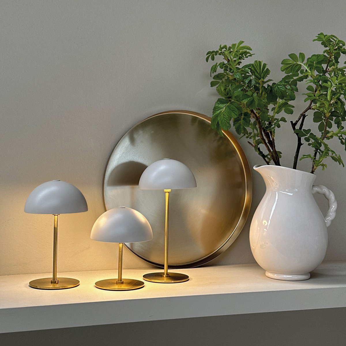 Along Sett 20cm Beige bærbar Fra Dyberg Larsen - Langs minibordlamper i en pakke med 3 med innebygd LED og ber&oslash;ringsteknologi gir et tidl&oslash;st og harmonisk design.