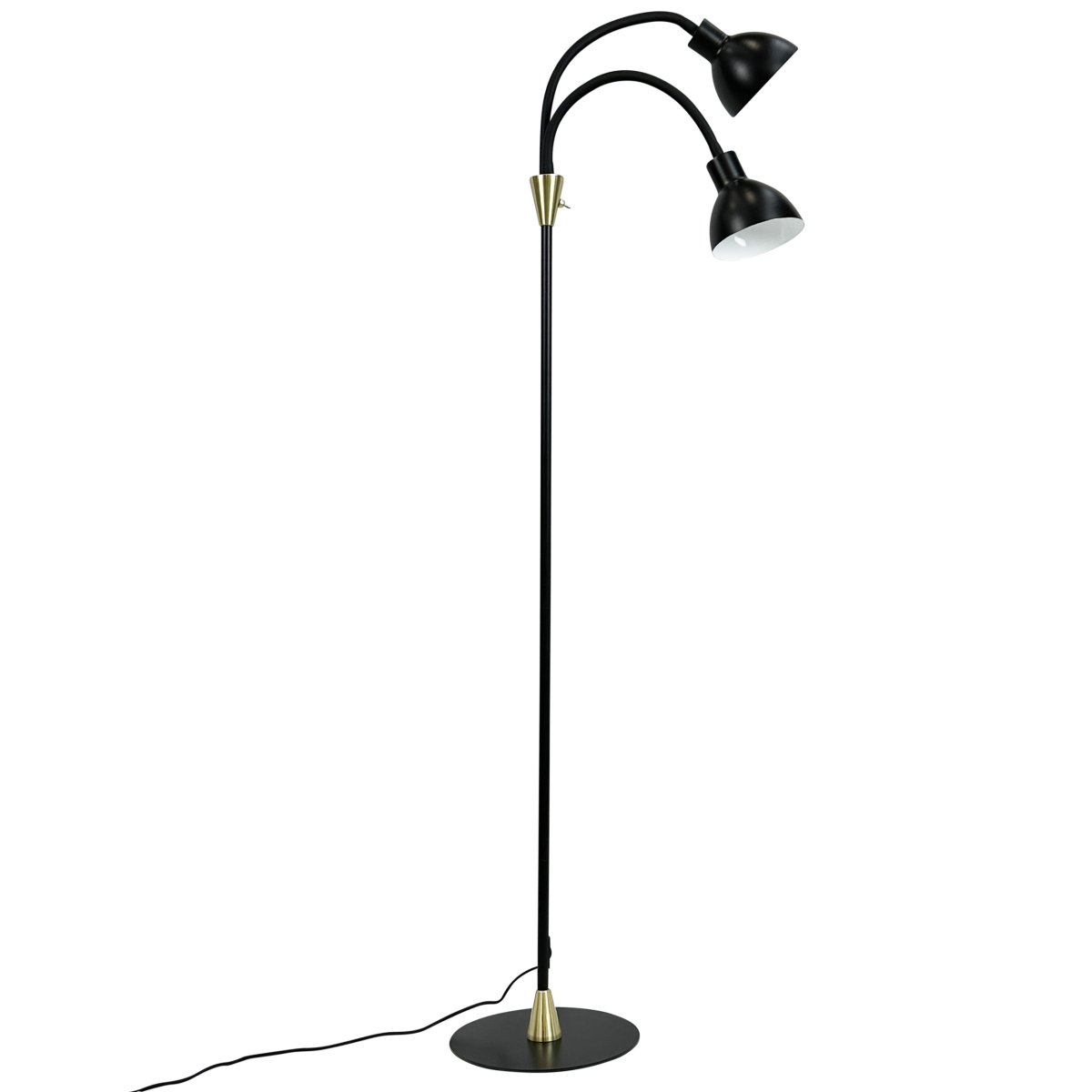 Lilje Svart gulvlampe Fra Dyberg Larsen - Lily golvlampa i svart och m&auml;ssing kombinerar modern design med flexibilitet och funktionalitet.