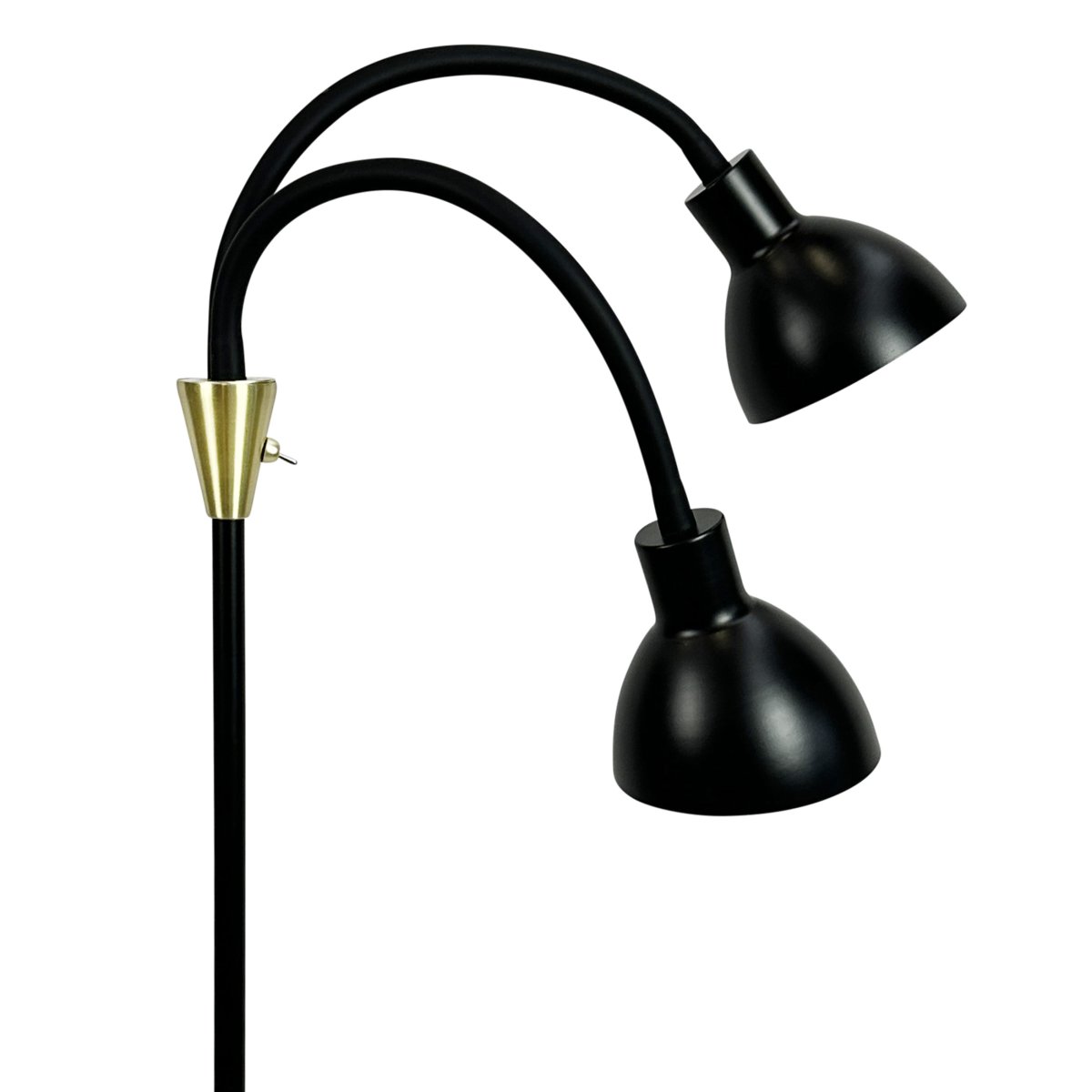 Lilje Svart gulvlampe Fra Dyberg Larsen - Lily golvlampa i svart och m&auml;ssing kombinerar modern design med flexibilitet och funktionalitet.