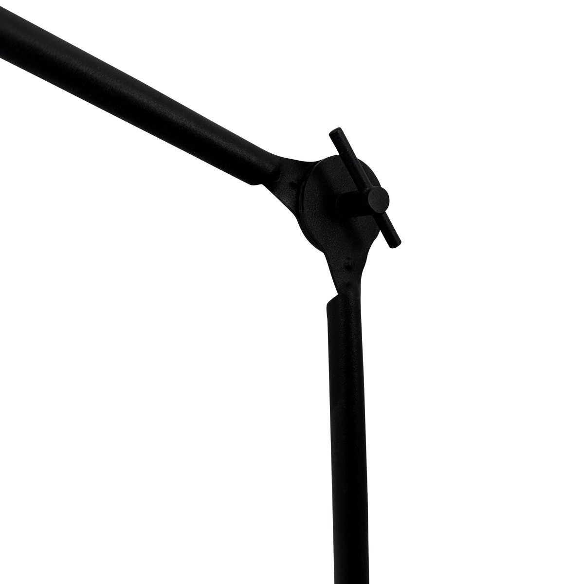 Lotus 85cm Svart skrivebordslampe Fra Dyberg Larsen - Med sin fleksible arm og justerbare skjerm kan du enkelt justere lyset etter behov, noe som gjør det perfekt for arbeidsområder eller klasserom.