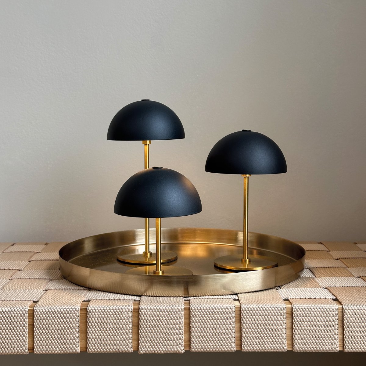 Along Sett 20cm Svart bærbar Fra Dyberg Larsen - Langs minibordlamper i en pakke med 3 med innebygd LED og ber&oslash;ringsteknologi gir et tidl&oslash;st og harmonisk design.