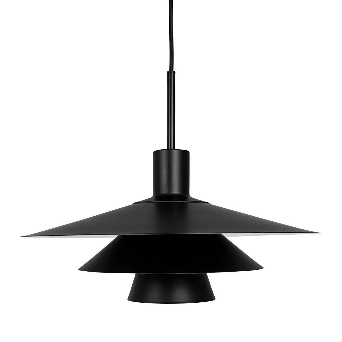 Kay Ø50 Svart Taklampe Fra Dyberg Larsen - Den djupa svarta finishen skapar en sl&aring;ende visuell effekt &ndash; antingen som en dj&auml;rv kontrast eller en s&ouml;ml&ouml;s del av en sofistikerad nordisk inredning.
