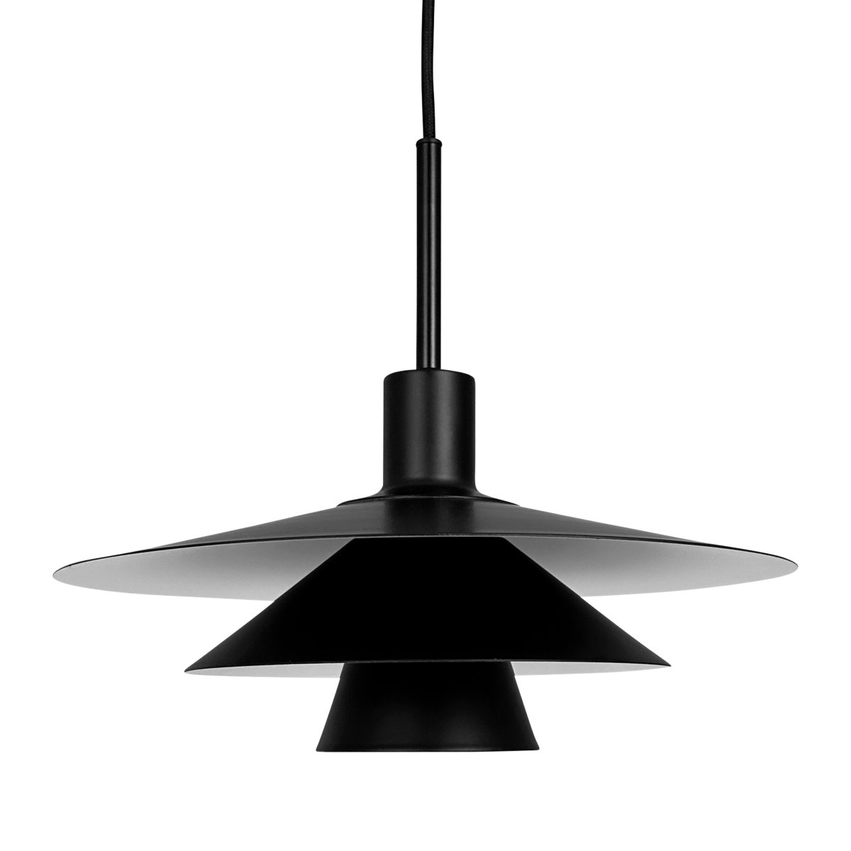 Kay Ø50 Svart Taklampe Fra Dyberg Larsen - Den djupa svarta finishen skapar en sl&aring;ende visuell effekt &ndash; antingen som en dj&auml;rv kontrast eller en s&ouml;ml&ouml;s del av en sofistikerad nordisk inredning.