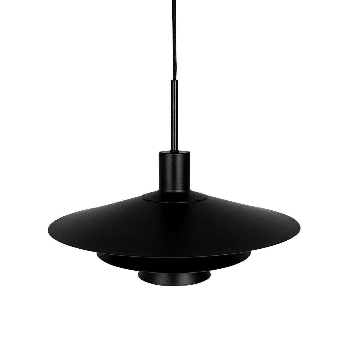 Kay Ø50 Svart Taklampe Fra Dyberg Larsen - Den djupa svarta finishen skapar en sl&aring;ende visuell effekt &ndash; antingen som en dj&auml;rv kontrast eller en s&ouml;ml&ouml;s del av en sofistikerad nordisk inredning.