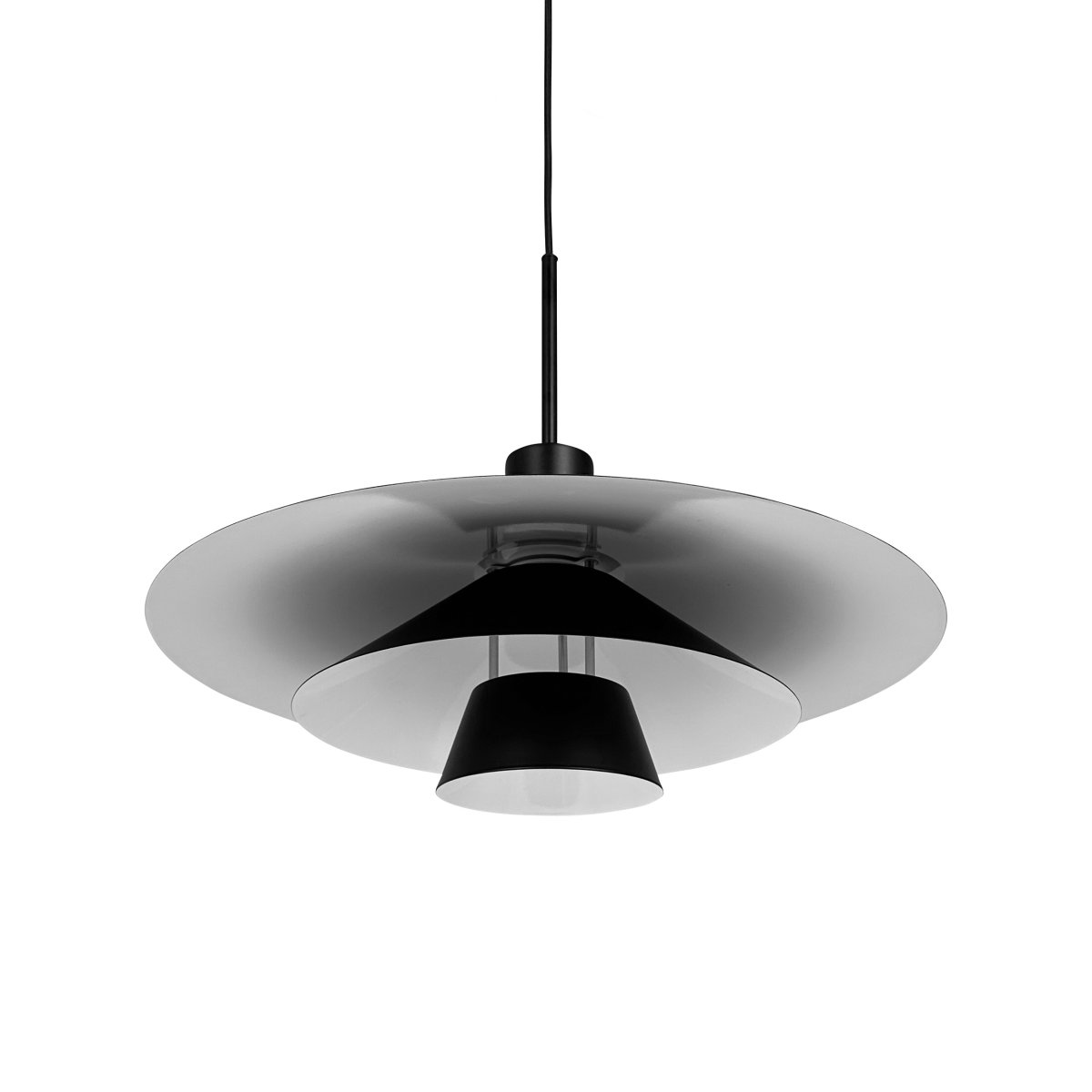 Kay Ø50 Svart Taklampe Fra Dyberg Larsen - Den djupa svarta finishen skapar en sl&aring;ende visuell effekt &ndash; antingen som en dj&auml;rv kontrast eller en s&ouml;ml&ouml;s del av en sofistikerad nordisk inredning.
