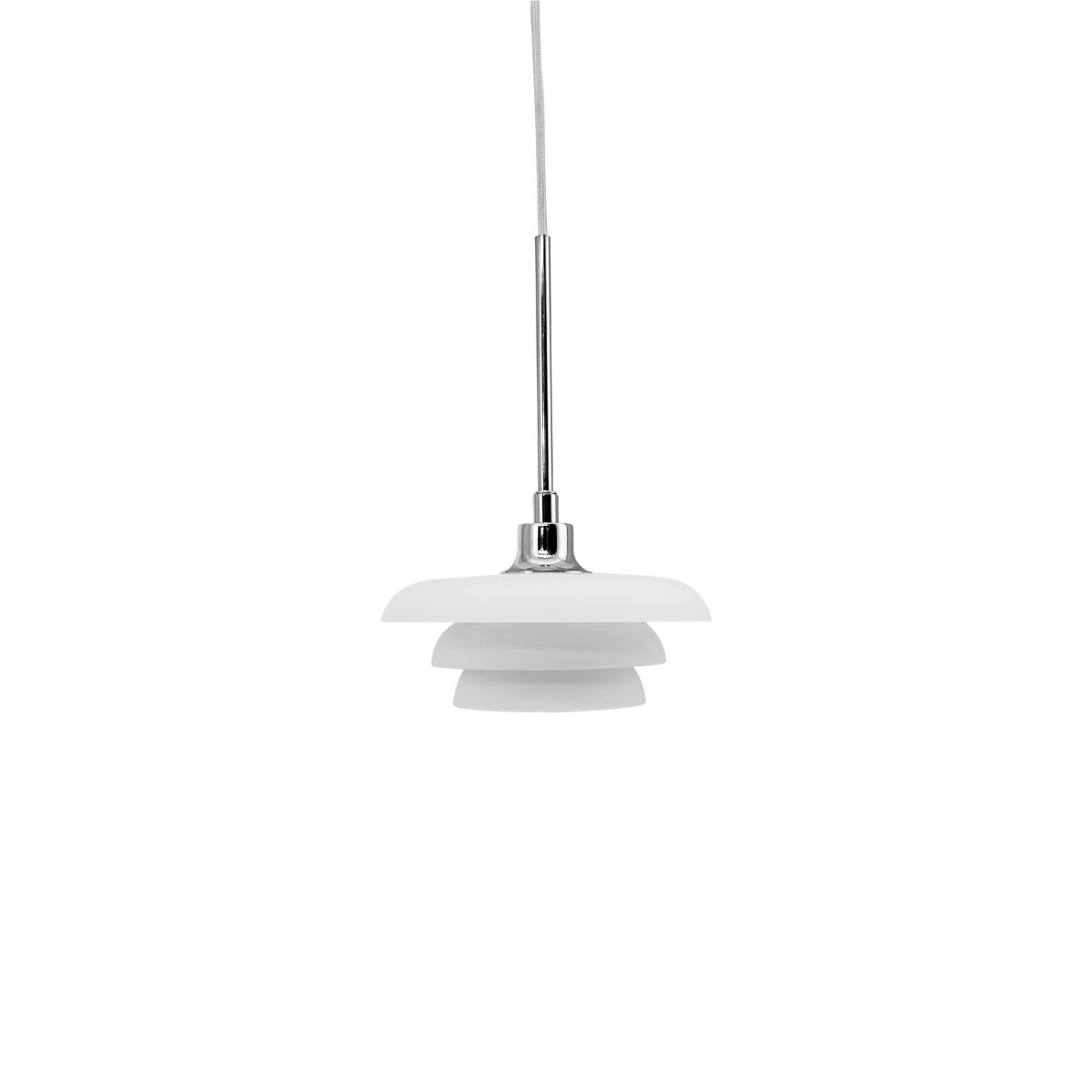 Ava Ø20 Opal Taklampe Fra Dyberg Larsen - Gi hjemmet ditt et stilig preg med den vakre Ava takpendelen fra Dyberg Larsen, en lampe med dansk design som kombinerer enkelhet og eleganse.
