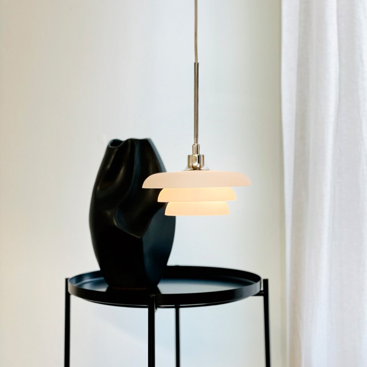 Ava Ø20 Opal Taklampe Fra Dyberg Larsen - Gi hjemmet ditt et stilig preg med den vakre Ava takpendelen fra Dyberg Larsen, en lampe med dansk design som kombinerer enkelhet og eleganse.
