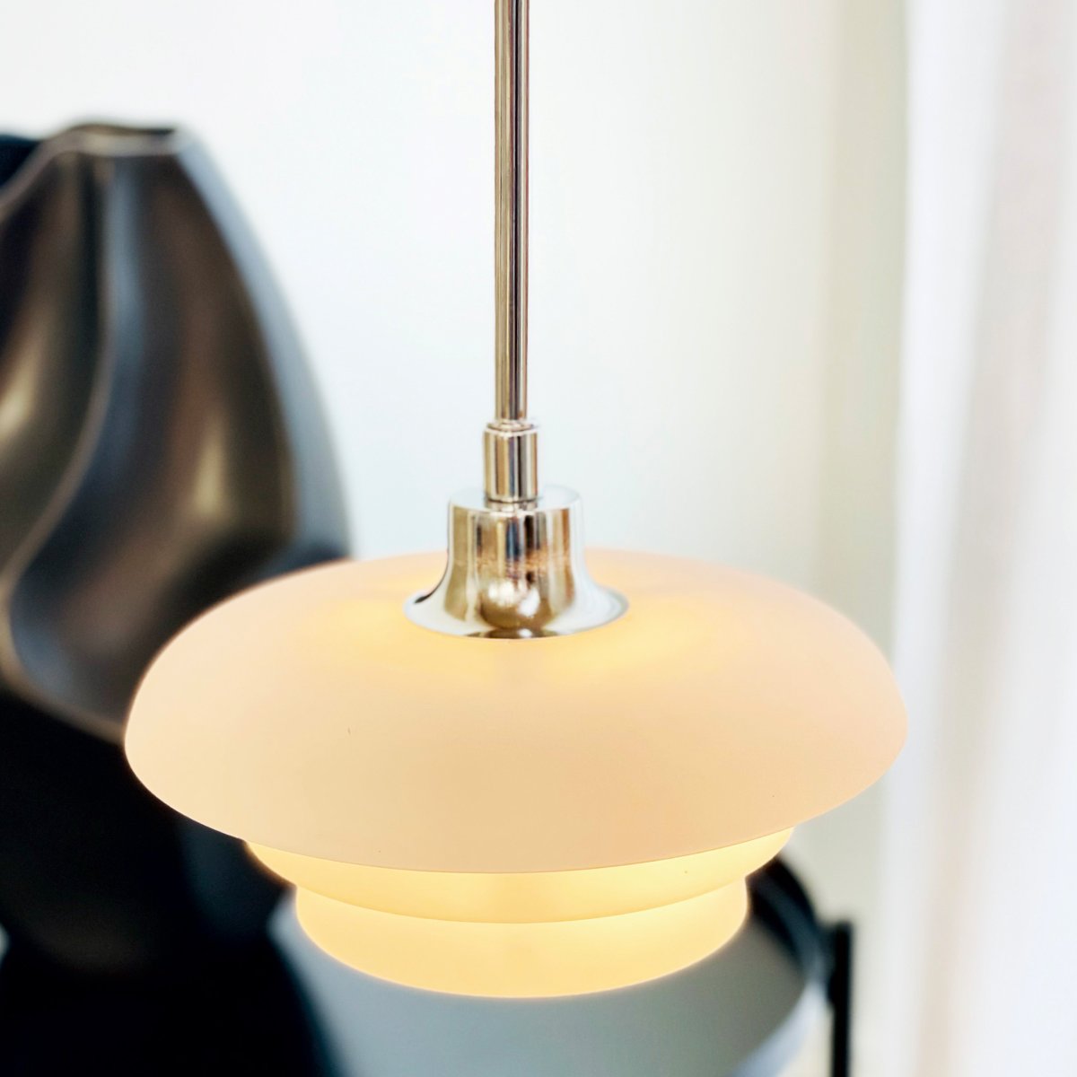 Ava Ø20 Opal Taklampe Fra Dyberg Larsen - Gi hjemmet ditt et stilig preg med den vakre Ava takpendelen fra Dyberg Larsen, en lampe med dansk design som kombinerer enkelhet og eleganse.