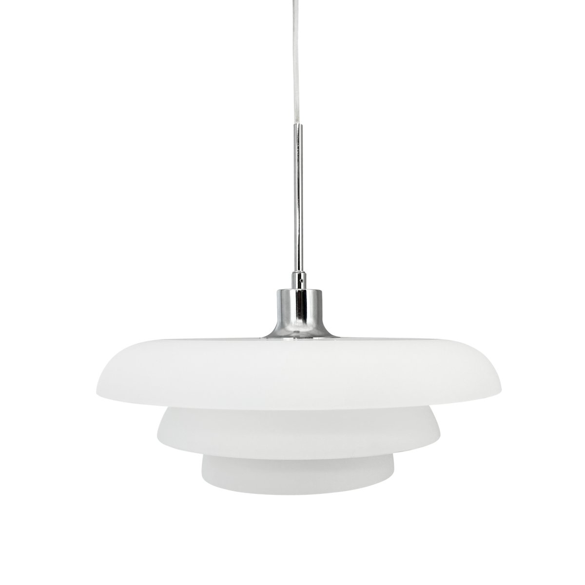 Ava Ø40 Opal Taklampe Fra Dyberg Larsen - Gi hjemmet ditt et stilig preg med den vakre Ava takpendelen fra Dyberg Larsen, en lampe med dansk design som kombinerer enkelhet og eleganse.
