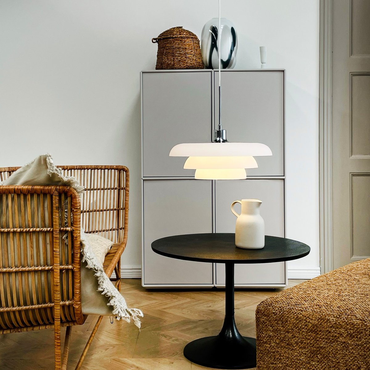 Ava Ø40 Opal Taklampe Fra Dyberg Larsen - Gi hjemmet ditt et stilig preg med den vakre Ava takpendelen fra Dyberg Larsen, en lampe med dansk design som kombinerer enkelhet og eleganse.
