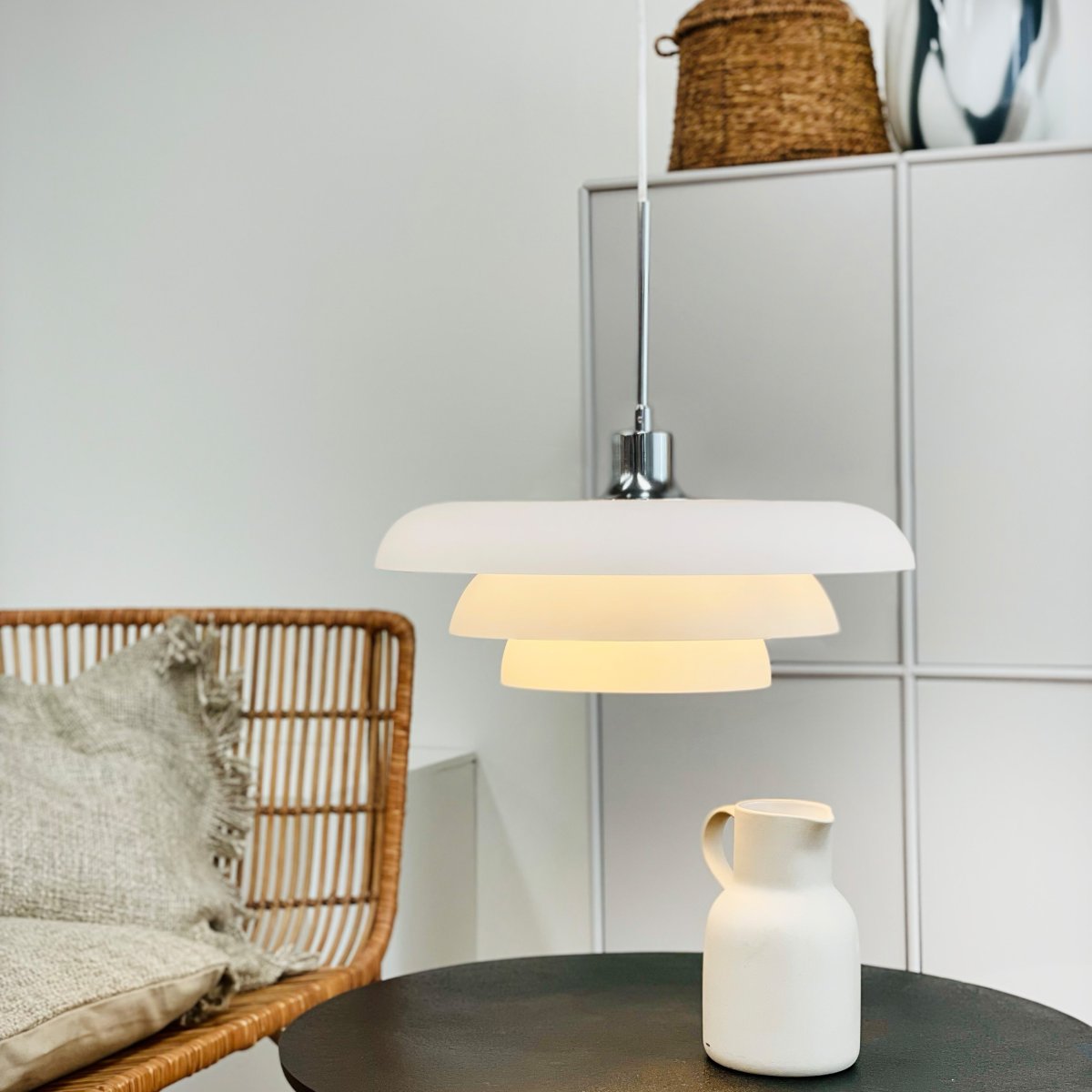 Ava Ø40 Opal Taklampe Fra Dyberg Larsen - Gi hjemmet ditt et stilig preg med den vakre Ava takpendelen fra Dyberg Larsen, en lampe med dansk design som kombinerer enkelhet og eleganse.