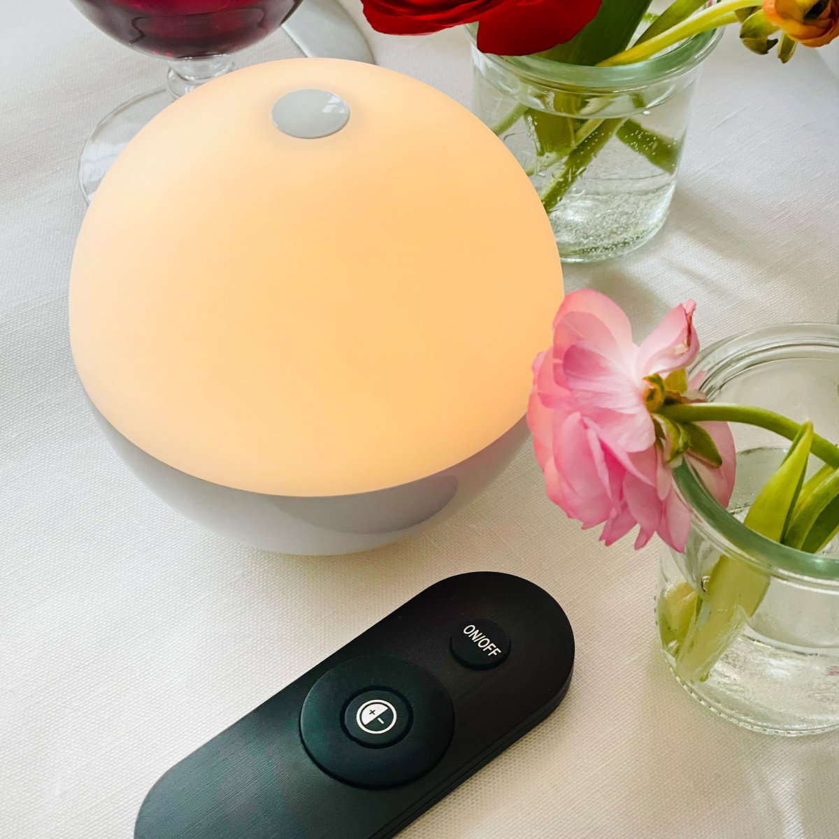 Alba 10cm 2-pk Hvit bærbar Fra Dyberg Larsen - Den blanke basen er kombinert med en matt skjerm som sprer en koselig varm hvit gl&oslash;d og passer like godt i b&aring;de moderne og klassiske milj&oslash;er.