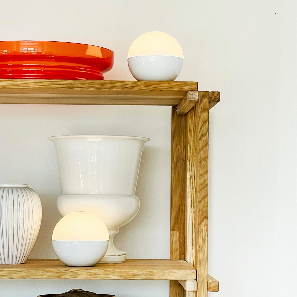 Alba 10cm 2-pk Hvit bærbar Fra Dyberg Larsen - Den blanke basen er kombinert med en matt skjerm som sprer en koselig varm hvit gl&oslash;d og passer like godt i b&aring;de moderne og klassiske milj&oslash;er.