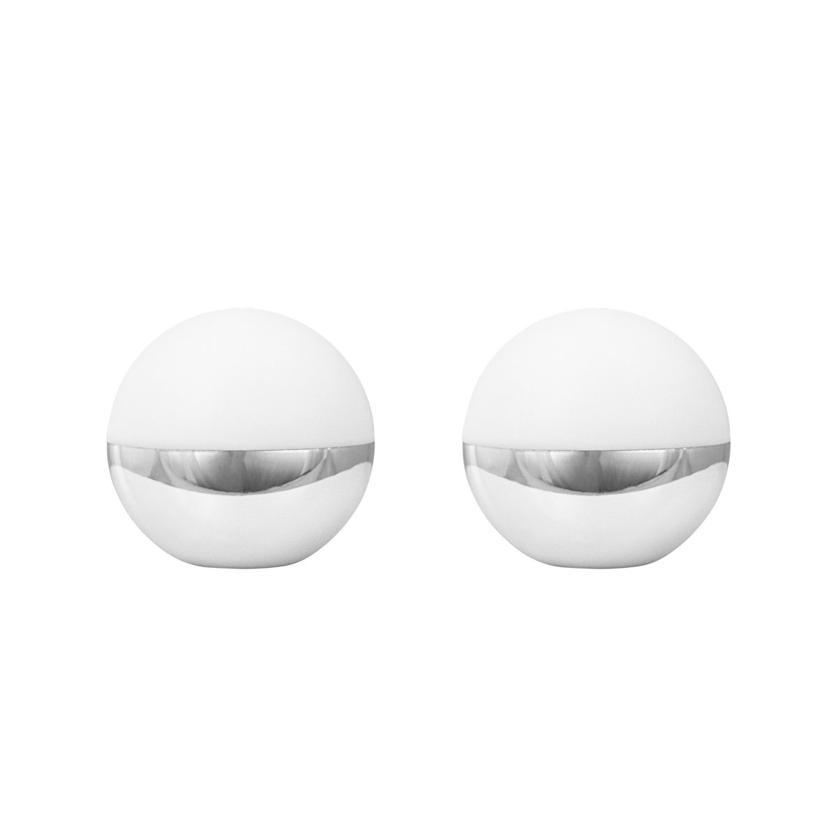 Alba 10cm 2-pk Krom bærbar Fra Dyberg Larsen - Kromfoten er kombinert med en hvit lampeskjerm som sprer en koselig varmhvit gl&oslash;d og passer like godt inn i b&aring;de moderne og klassiske milj&oslash;er.