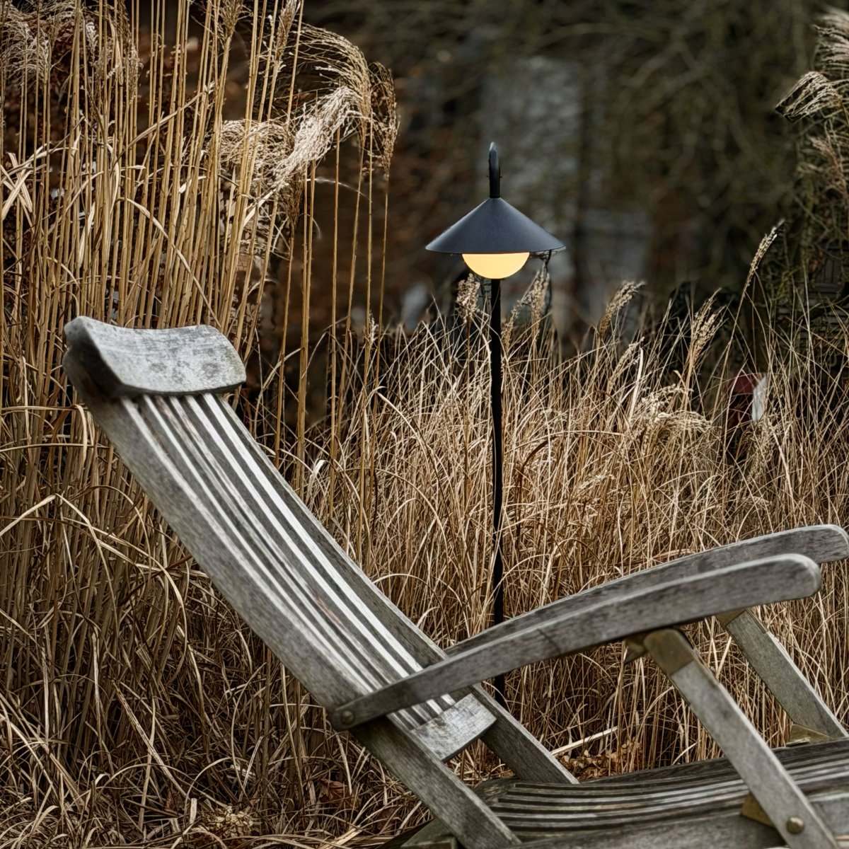 Nova 80cm Svart bærbar Fra Dyberg Larsen - Den avtakbare lampeskjermen er festet med en magnet og kan enkelt fjernes for lading eller brukes separat som en frittst&aring;ende lampe.