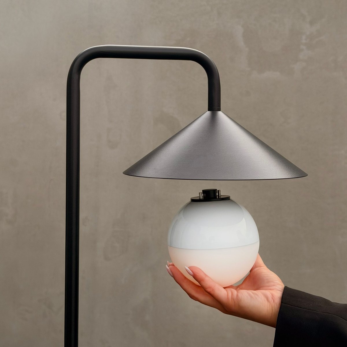 Nova 80cm Svart bærbar Fra Dyberg Larsen - Den avtakbare lampeskjermen er festet med en magnet og kan enkelt fjernes for lading eller brukes separat som en frittst&aring;ende lampe.