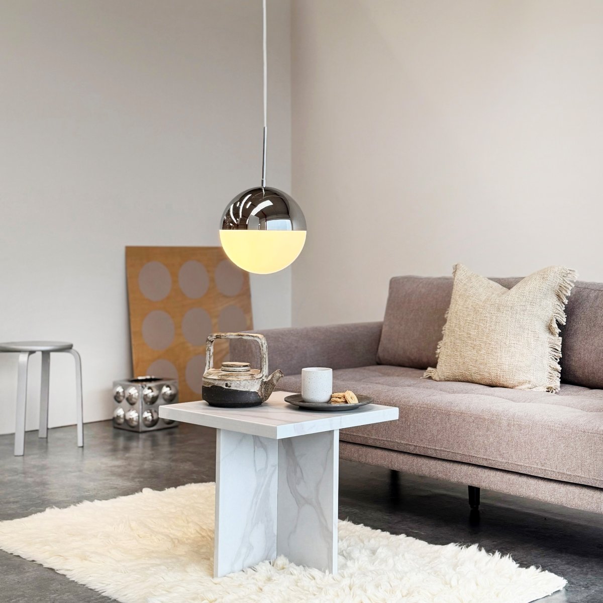 Nova Ø25 Krom Taklampe Fra Dyberg Larsen - Lampen har en rund form med en kuppel der den &oslash;vre delen er i kromfinish og den nedre delen i opalglass, som gir et mykt og behagelig lys.