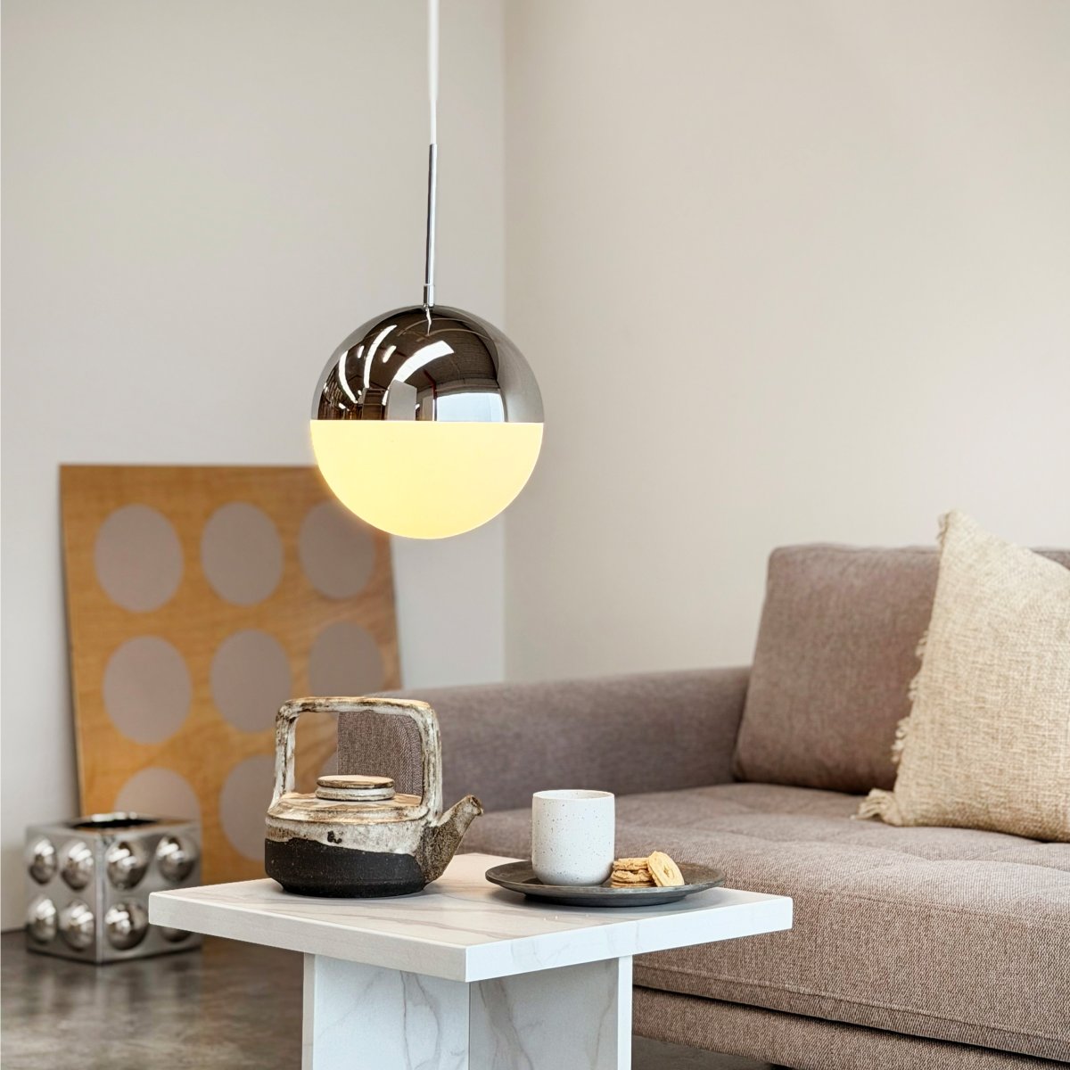 Nova Ø25 Krom Taklampe Fra Dyberg Larsen - Lampen har en rund form med en kuppel der den &oslash;vre delen er i kromfinish og den nedre delen i opalglass, som gir et mykt og behagelig lys.