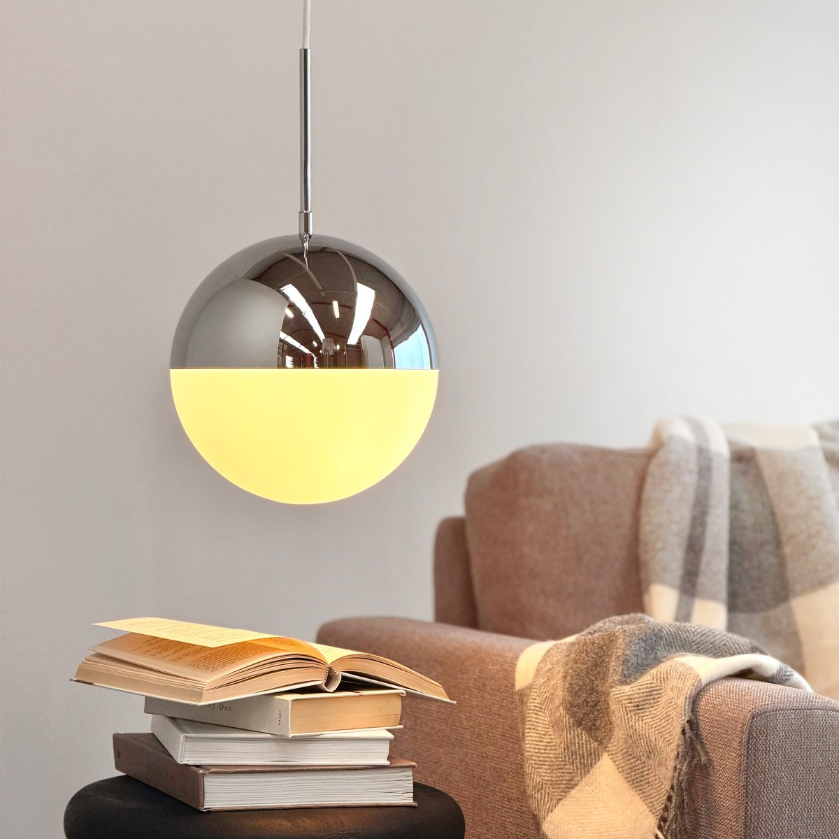 Nova Ø25 Krom Taklampe Fra Dyberg Larsen - Lampen har en rund form med en kuppel der den &oslash;vre delen er i kromfinish og den nedre delen i opalglass, som gir et mykt og behagelig lys.