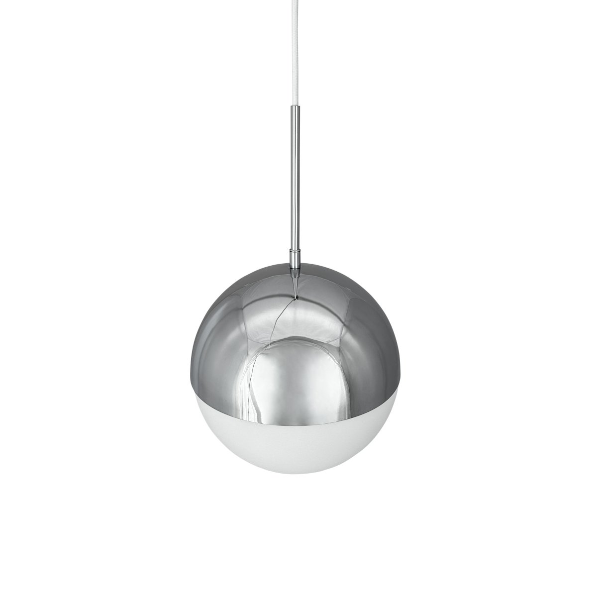 Nova Ø25 Krom Taklampe Fra Dyberg Larsen - Lampen har en rund form med en kuppel der den &oslash;vre delen er i kromfinish og den nedre delen i opalglass, som gir et mykt og behagelig lys.