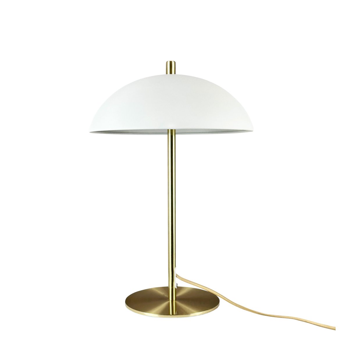 Globus 44cm Messing/beige bordlampe Fra Dyberg Larsen - Lampen er laget av metall og kombinerer en myk beige tone med detaljer i messingfinish, noe som gir et harmonisk og moderne uttrykk.