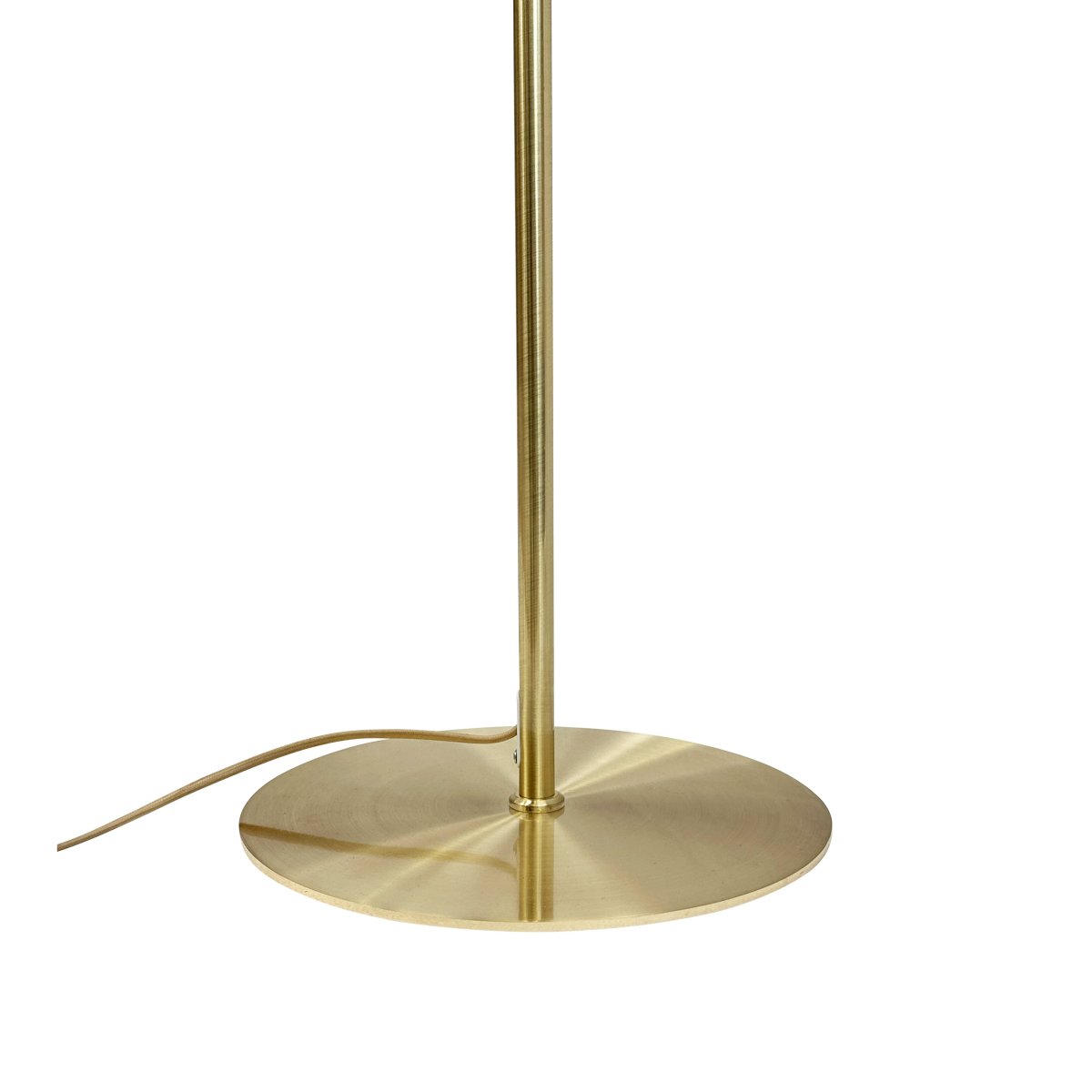 Globus Messing/beige gulvlampe Fra Dyberg Larsen - Lampen er laget av metall og kombinerer en myk beige tone med detaljer i messingfinish, noe som gir et harmonisk og moderne uttrykk.