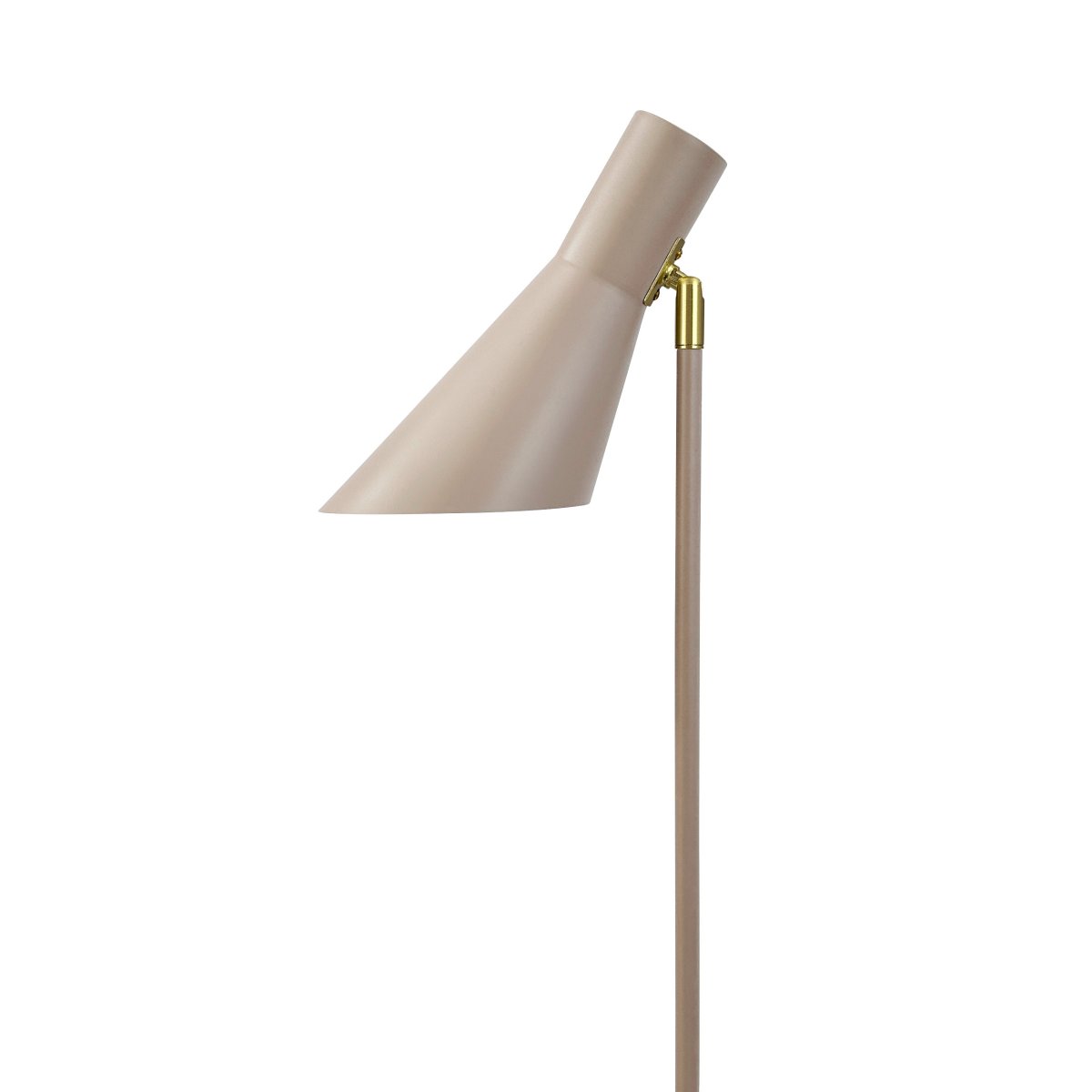 DL12 Beige gulvlampe Fra Dyberg Larsen - Lampen er laget av metall og har en justerbar lampeskjerm som kan vinkles og roteres, noe som gj&oslash;r den perfekt som leselampe ved sofaen eller lenestolen i stuen.