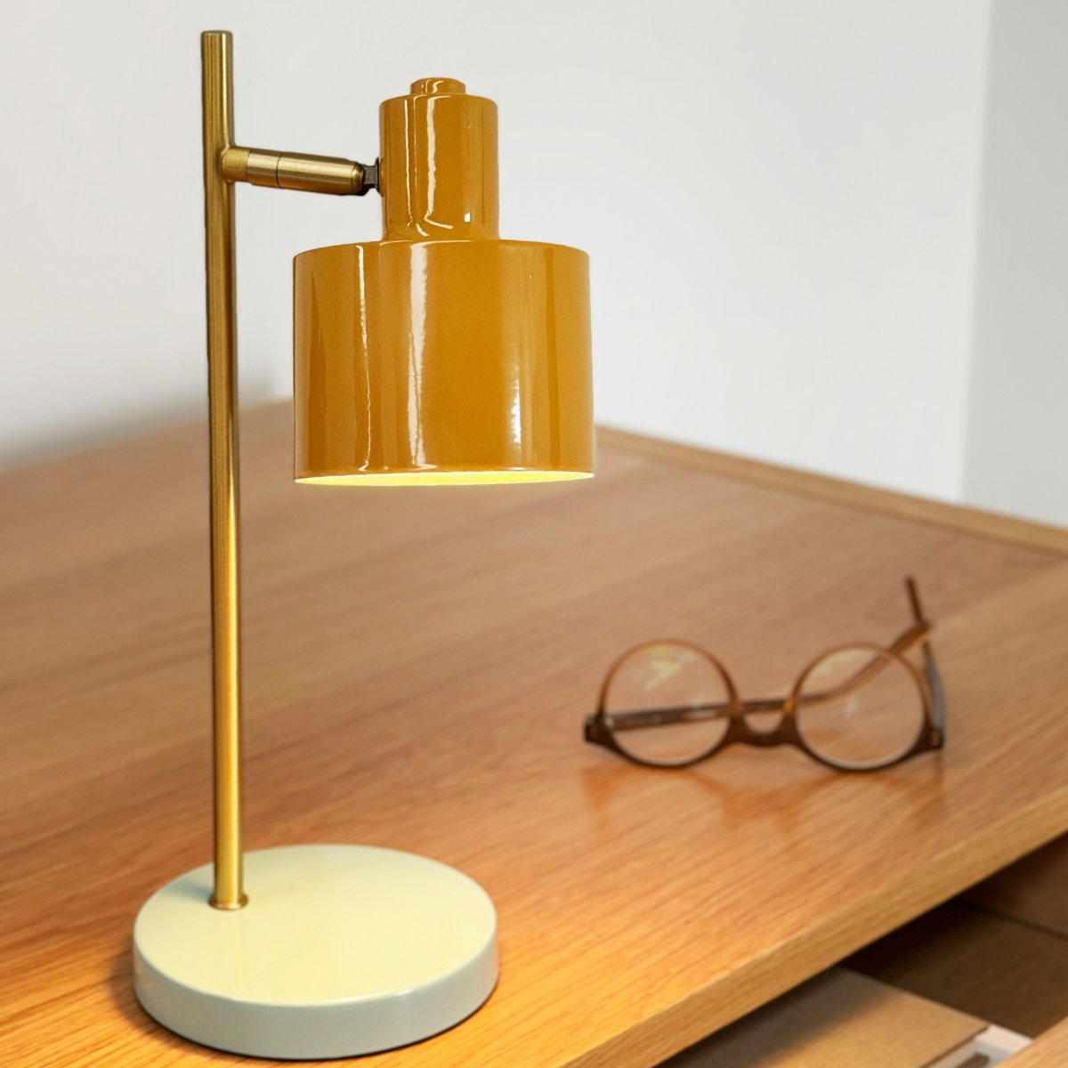 Ocean Mini 28cm Flerfarget bærbar Fra Dyberg Larsen - Fulladet p&aring; omtrent 6 timer, og den lyser i opptil 20 timer p&aring; laveste lysstyrke og opptil 4 timer p&aring; h&oslash;yeste.