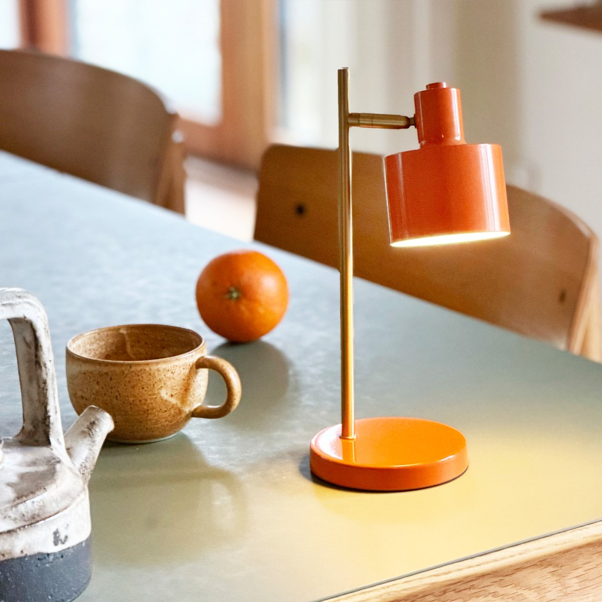 Ocean Mini 28cm Oransje bærbar Fra Dyberg Larsen - Fulladet p&aring; omtrent 6 timer, og den lyser i opptil 20 timer p&aring; laveste lysstyrke og opptil 4 timer p&aring; h&oslash;yeste.