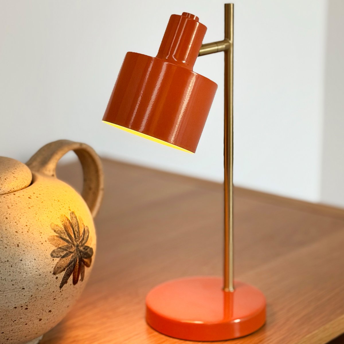 Ocean Mini 28cm Oransje bærbar Fra Dyberg Larsen - Fulladet p&aring; omtrent 6 timer, og den lyser i opptil 20 timer p&aring; laveste lysstyrke og opptil 4 timer p&aring; h&oslash;yeste.