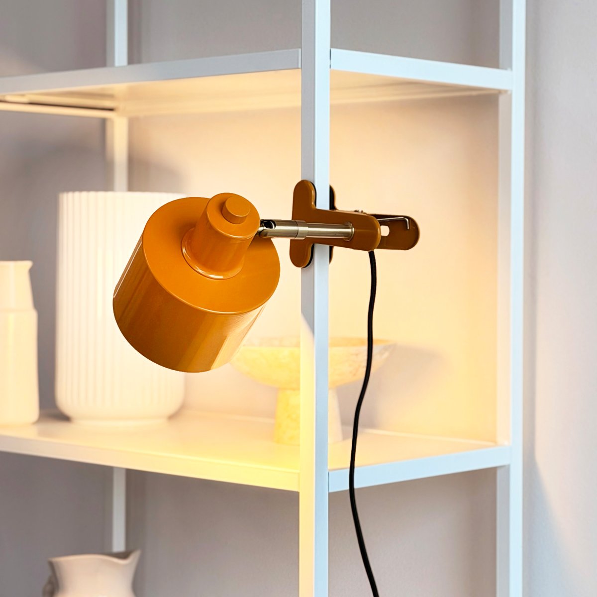 Ocean Gul klemmelampe Fra Dyberg Larsen - Den kombinerer funksjonalitet med et moderne og enkelt design som skaper et rolig og elegant uttrykk.