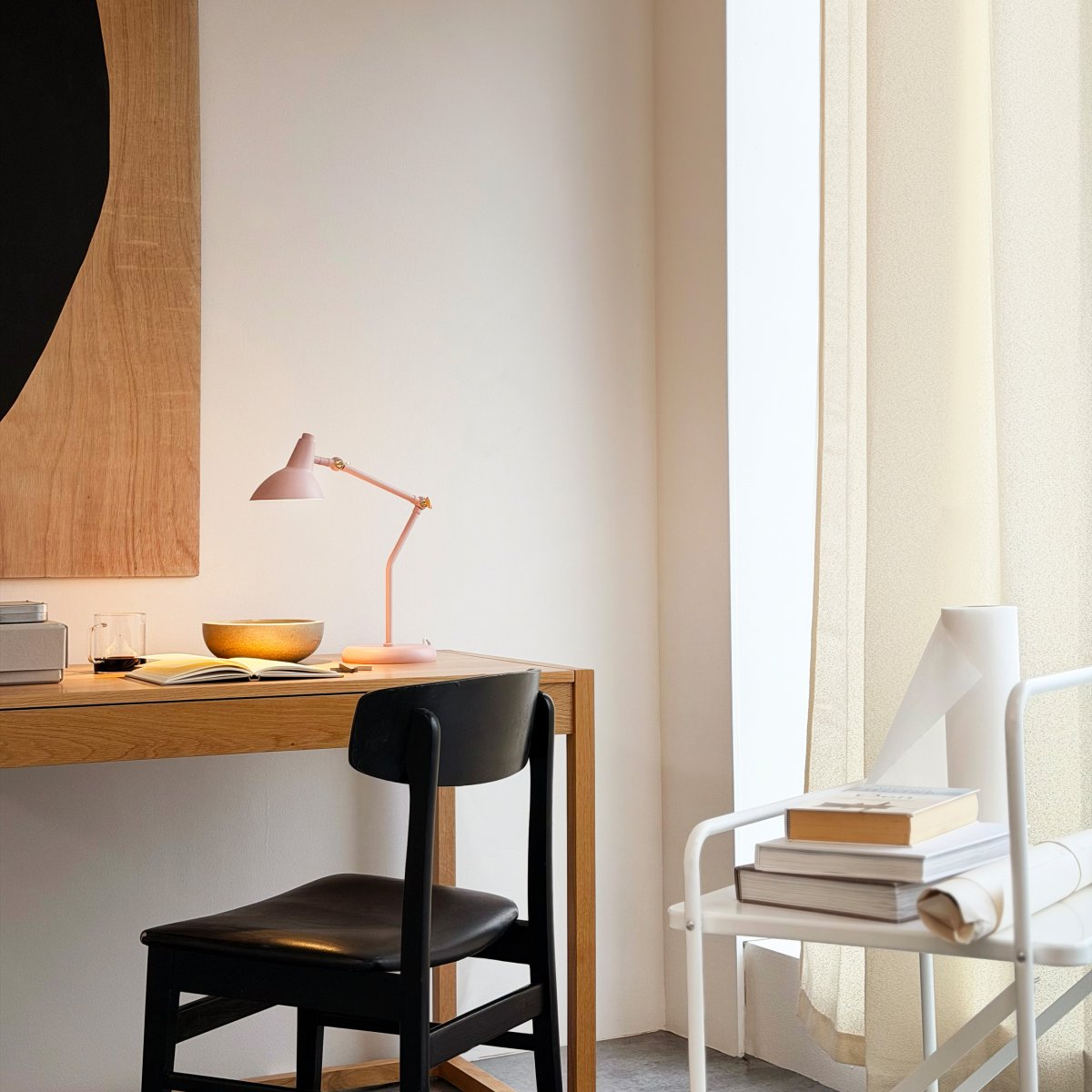 Vela 45cm Rosa skrivebordslampe Fra Dyberg Larsen - Med to justerbare ledd kan du enkelt justere h&oslash;yde og vinkel etter behov, og de dekorative detaljene i messingfinish gj&oslash;r justeringen smidig.