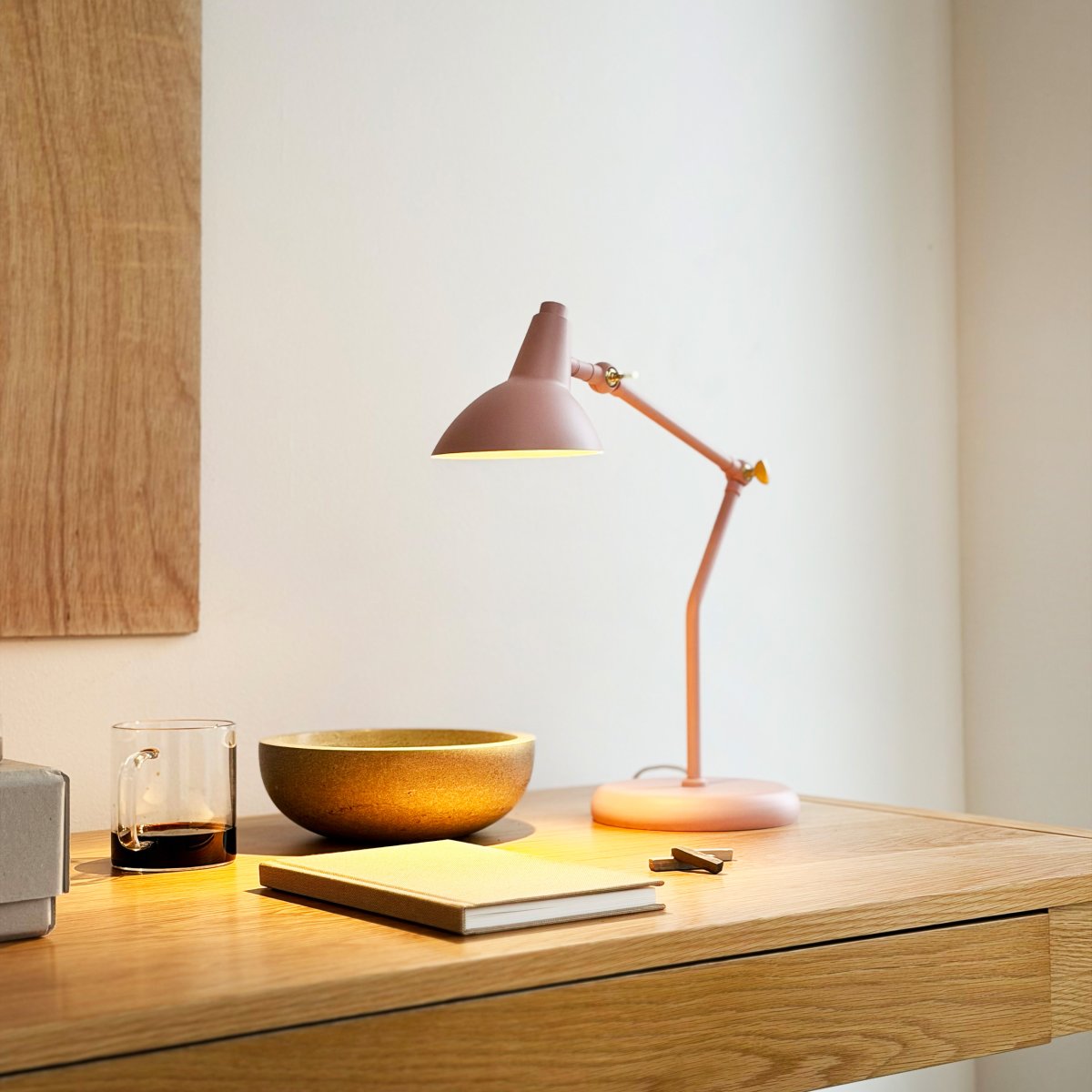 Vela 45cm Rosa skrivebordslampe Fra Dyberg Larsen - Med to justerbare ledd kan du enkelt justere h&oslash;yde og vinkel etter behov, og de dekorative detaljene i messingfinish gj&oslash;r justeringen smidig.