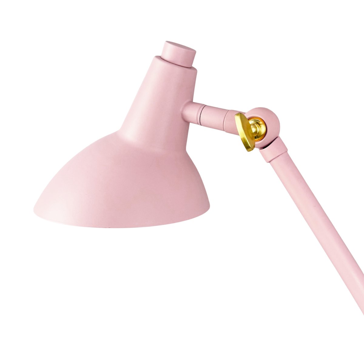 Vela 45cm Rosa skrivebordslampe Fra Dyberg Larsen - Med to justerbare ledd kan du enkelt justere h&oslash;yde og vinkel etter behov, og de dekorative detaljene i messingfinish gj&oslash;r justeringen smidig.