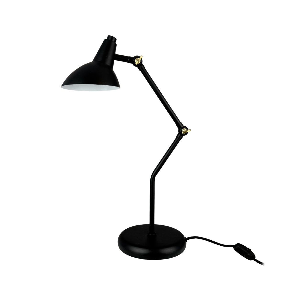 Vela 45cm Svart skrivebordslampe Fra Dyberg Larsen - Med to justerbare ledd kan du enkelt justere h&oslash;yde og vinkel etter behov, og de dekorative detaljene i messingfinish gj&oslash;r justeringen smidig.