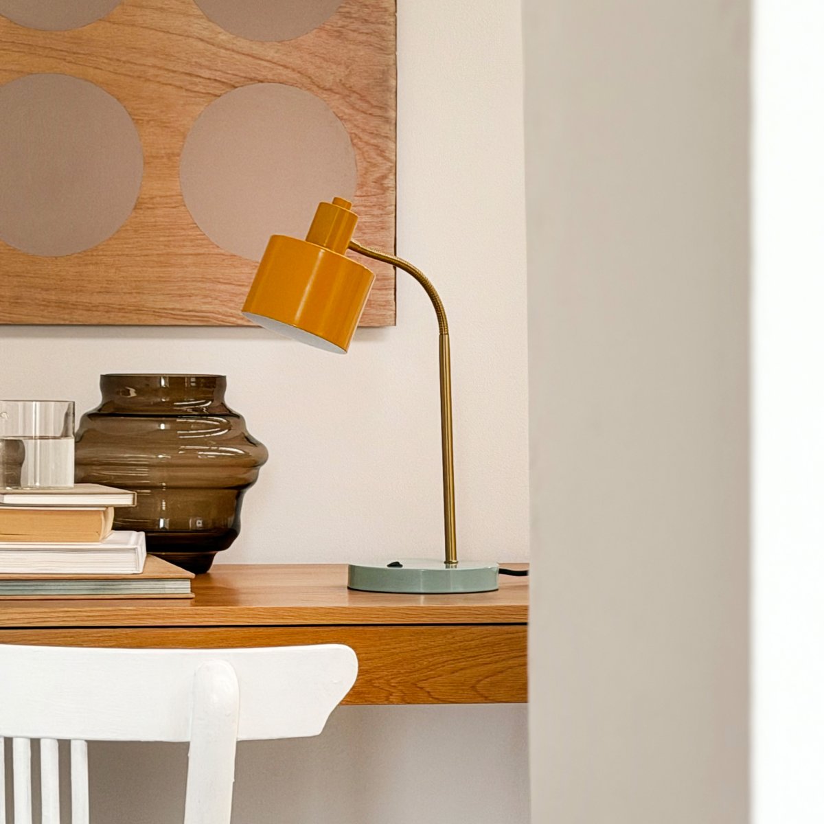 Ocean Flex 45cm Flerfarget skrivebordslampe Fra Dyberg Larsen - Lampestativet i håndpolert messingfinish gir hvert møbel en unik og eksklusiv følelse, mens den fleksible armen gjør det enkelt å rette lyset etter behov.