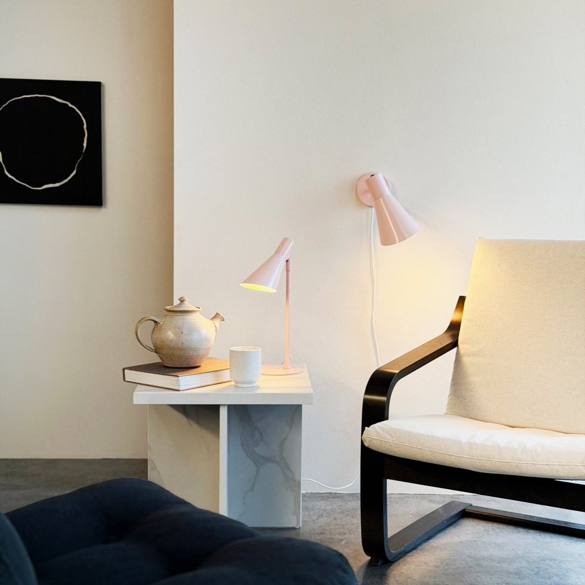 DL12 Mini 40cm Rosa skrivebordslampe Fra Dyberg Larsen - Den er utstyrt med en skjerm som kan både roteres og vippes, noe som gjør det enkelt å rette lyset etter behov.