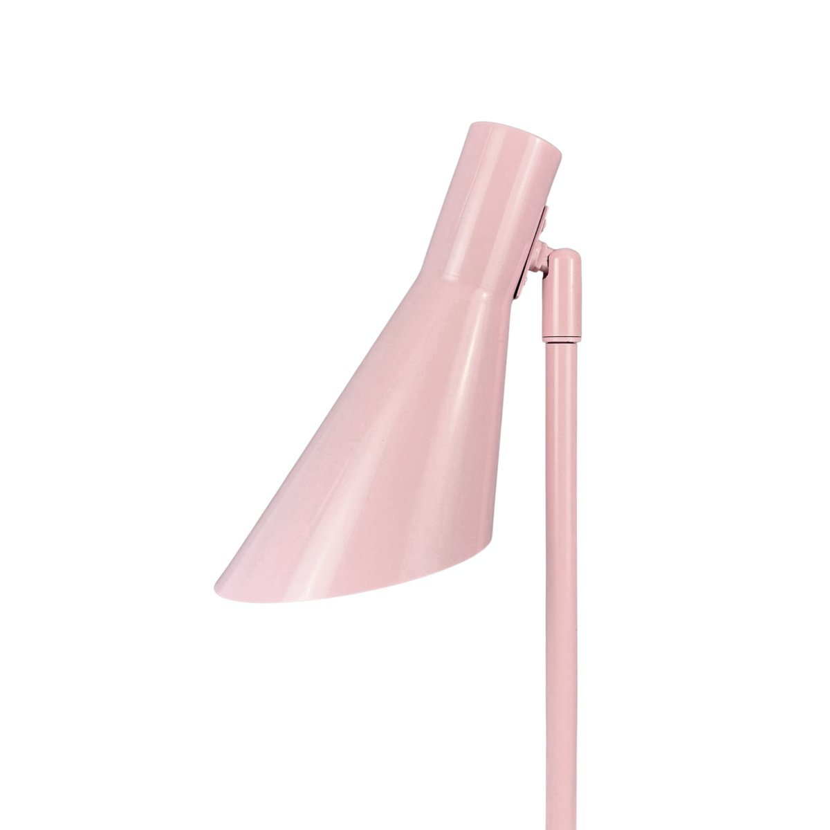 DL12 Mini 40cm Rosa skrivebordslampe Fra Dyberg Larsen - Den er utstyrt med en skjerm som kan både roteres og vippes, noe som gjør det enkelt å rette lyset etter behov.