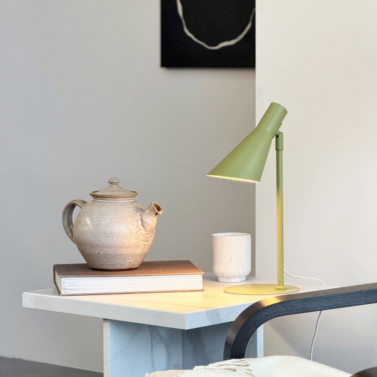 DL12 Mini 40cm Grønn skrivebordslampe Fra Dyberg Larsen - Den er utstyrt med en skjerm som kan b&aring;de roteres og vippes, noe som gj&oslash;r det enkelt &aring; rette lyset etter behov.