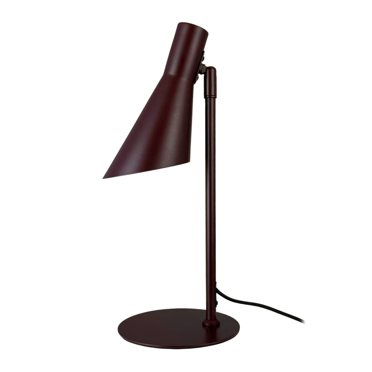 DL12 Mini 40cm Brun skrivebordslampe Fra Dyberg Larsen - Den er utstyrt med en skjerm som kan b&aring;de roteres og vippes, noe som gj&oslash;r det enkelt &aring; rette lyset etter behov.