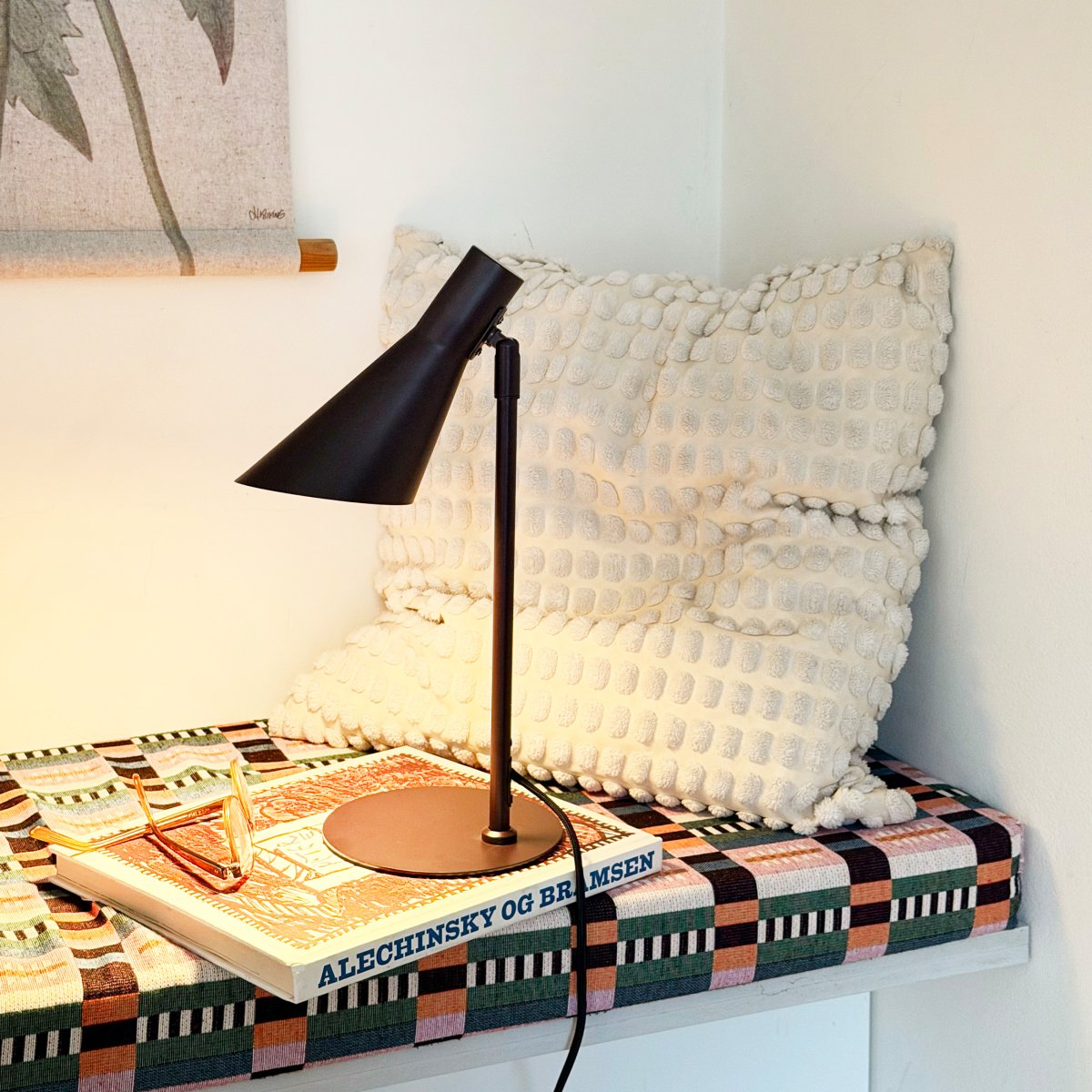 DL12 Mini 40cm Brun skrivebordslampe Fra Dyberg Larsen - Den er utstyrt med en skjerm som kan b&aring;de roteres og vippes, noe som gj&oslash;r det enkelt &aring; rette lyset etter behov.