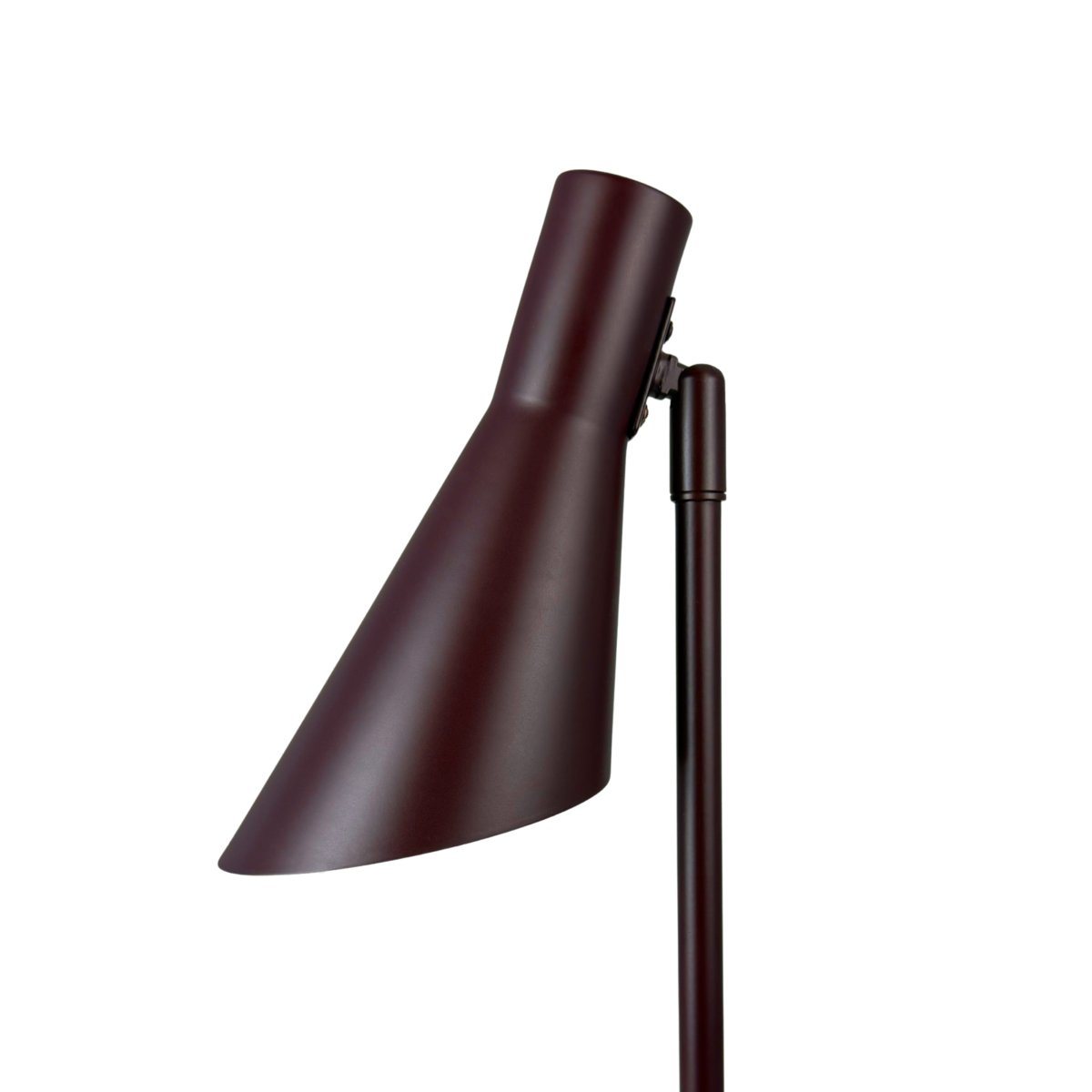 DL12 Mini 40cm Brun skrivebordslampe Fra Dyberg Larsen - Den er utstyrt med en skjerm som kan b&aring;de roteres og vippes, noe som gj&oslash;r det enkelt &aring; rette lyset etter behov.